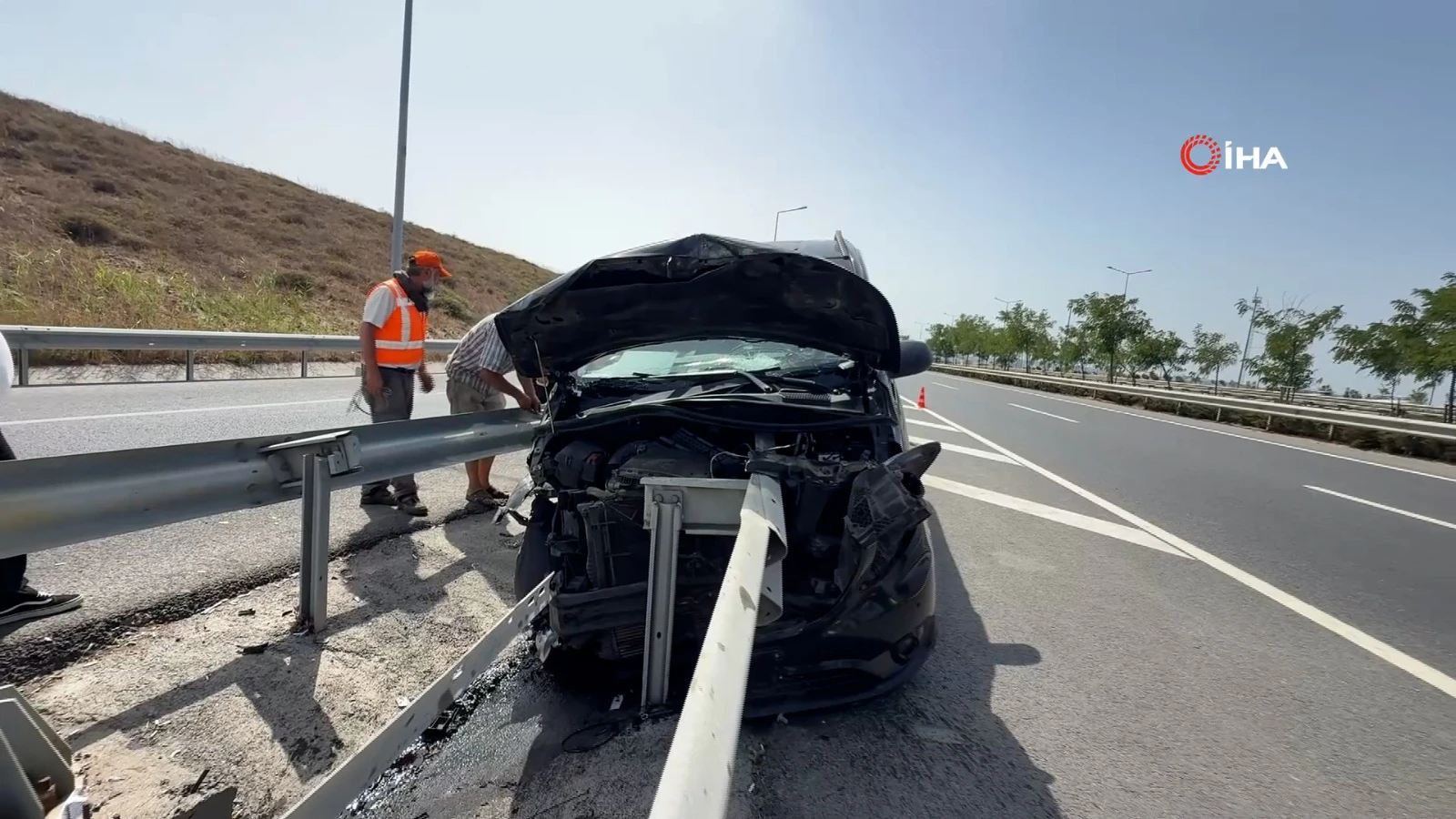 Havalimanı yolunda şoke eden kaza: Bariyer ok gibi saplandı