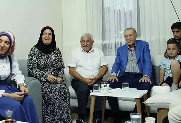 Cumhurbaşkanı Erdoğan, Malatya’da depremzede aileyi ziyaret etti