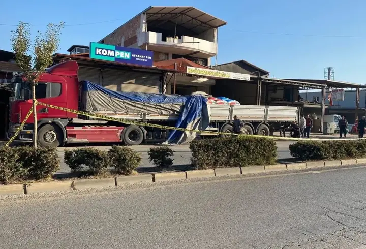Manisa'da ekip aracı tıra çarptı: 1 polis şehit oldu