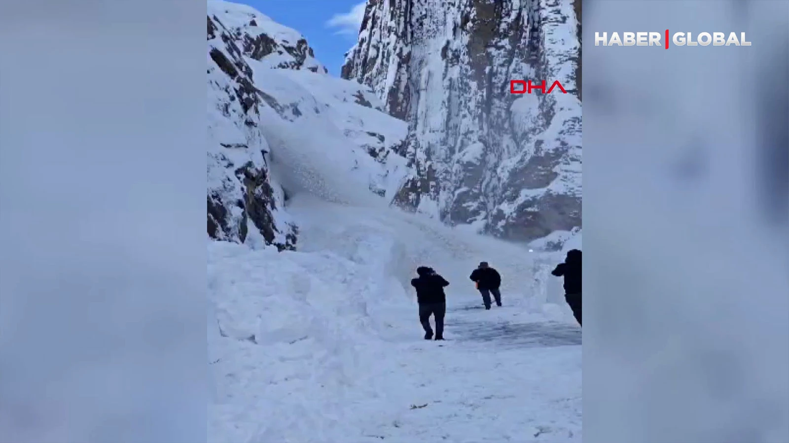 Hakkari-Van karayolu üzerine çığ düştü! Bölgeye ekipler sevk edildi