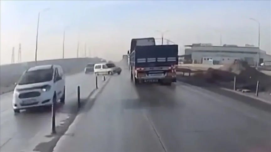 Konya'da hafif ticari araç ile tırın çarpıştığı kazada 6 kişi yaralandı
