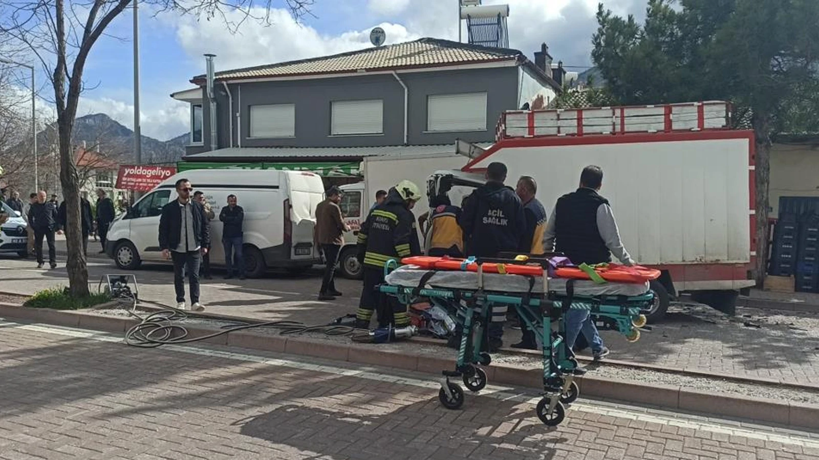 Direksiyon başında kriz geçiren sürücü park halindeki araçlara çarpıp öldü