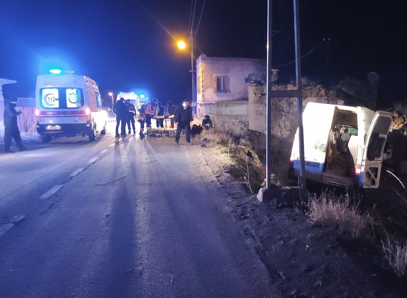 Aksaray'da tarım işçilerini taşıyan minibüs duvara çarptı: 14 yaralı