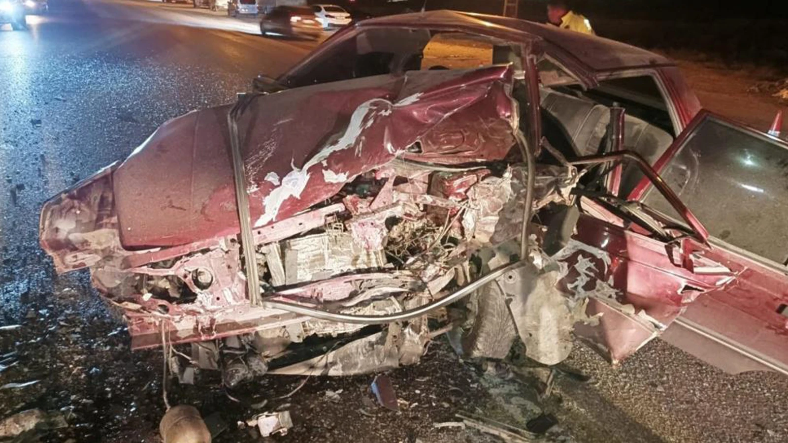 İki otomobil kafa kafaya çarpıştı: 1 ölü, 3 yaralı