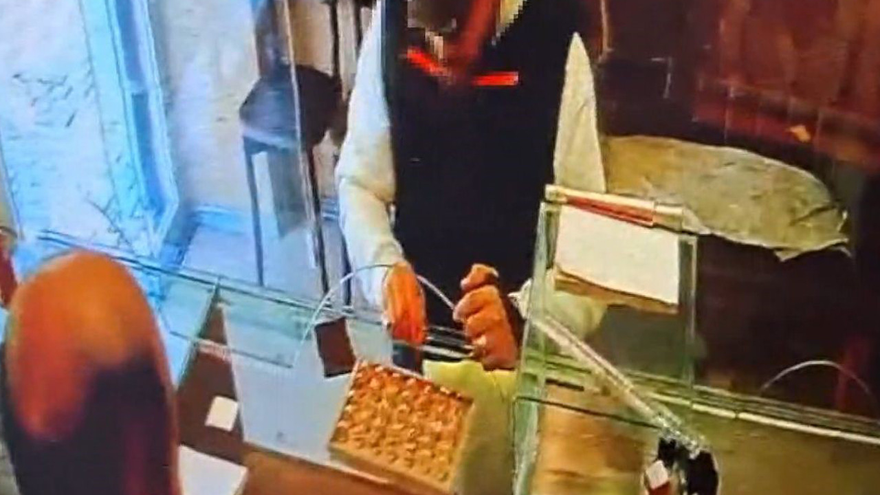 Müşteri kılığında kuyumcuya girdi, külçe altını alıp kaçtı