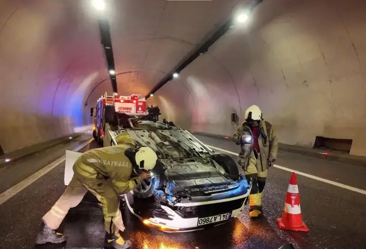 İstanbul'da yağış nedeniyle kontrolü kaybeden araç tünelde takla attı