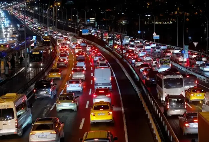 SON DAKİKA HABERİ: İstanbul'da trafik yoğunluğu yüzde 87'ye ulaştı