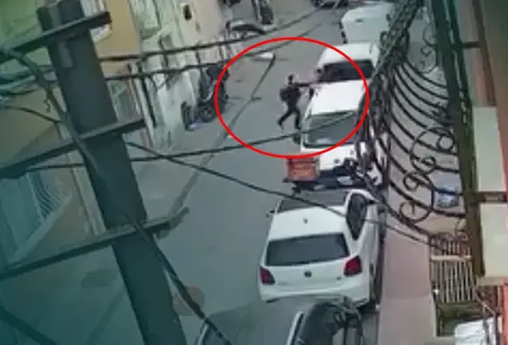 Dehşet görüntüleri! Ortaokul öğrencisi arkadaşını boynundan bıçakladı