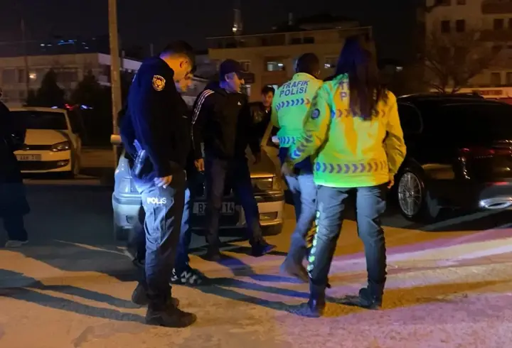Yüksek sesle müzik dinleyen sürücünün aracı trafikten menedildi; baba polise direndi