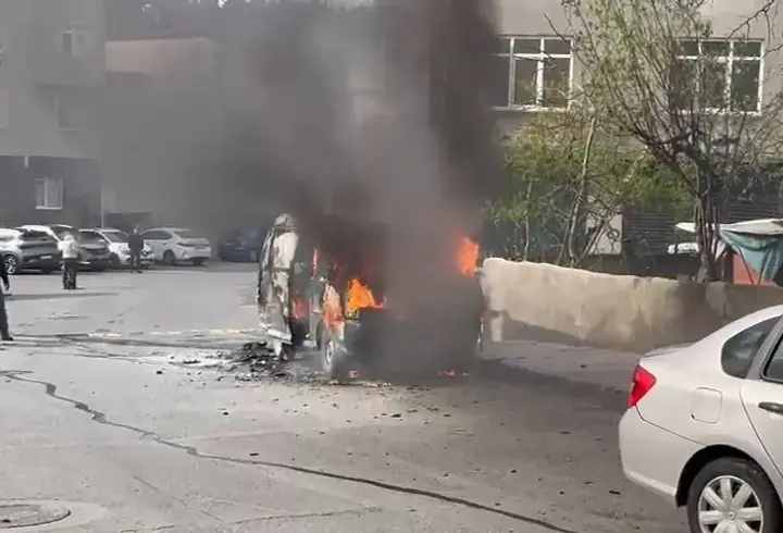 Ataşehir'de hafif ticari araç alev alev yandı