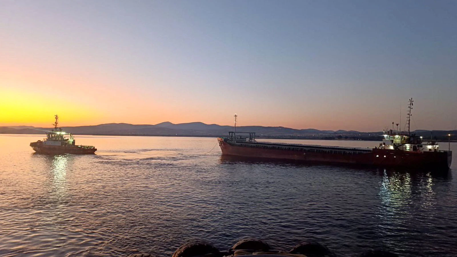Çanakkale Boğazı'nda arıza yapan kargo gemisi kurtarıldı