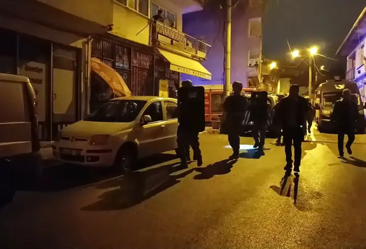 Bursa'da Oğlunun Bıçakla Rehin Aldığı Anne, Polisin Operasyonuyla Kurtarıldı