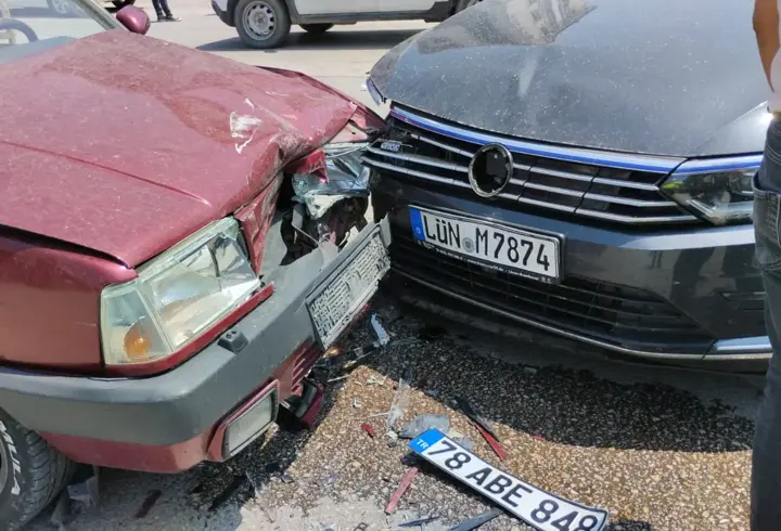 Karabük'te iki otomobilin çarpıştığı kazada 3 kişi yaralandı