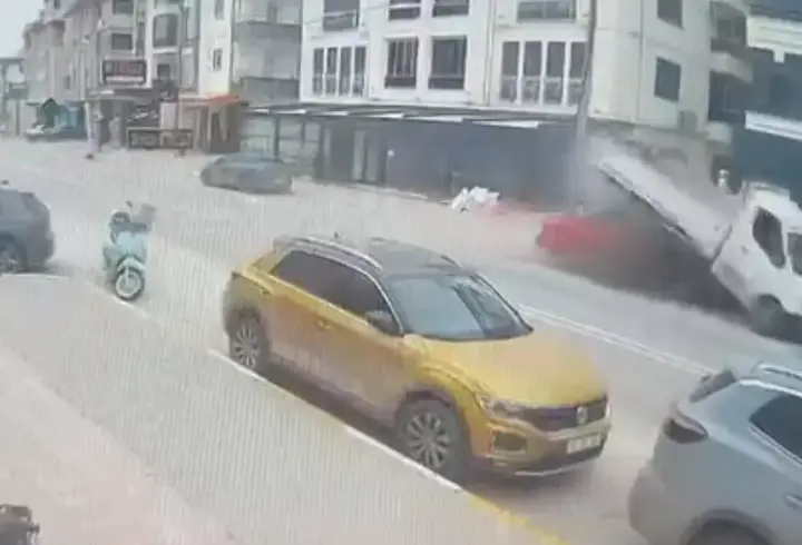 Otomobil, kamyonetin altına girdi; 3 yaralı