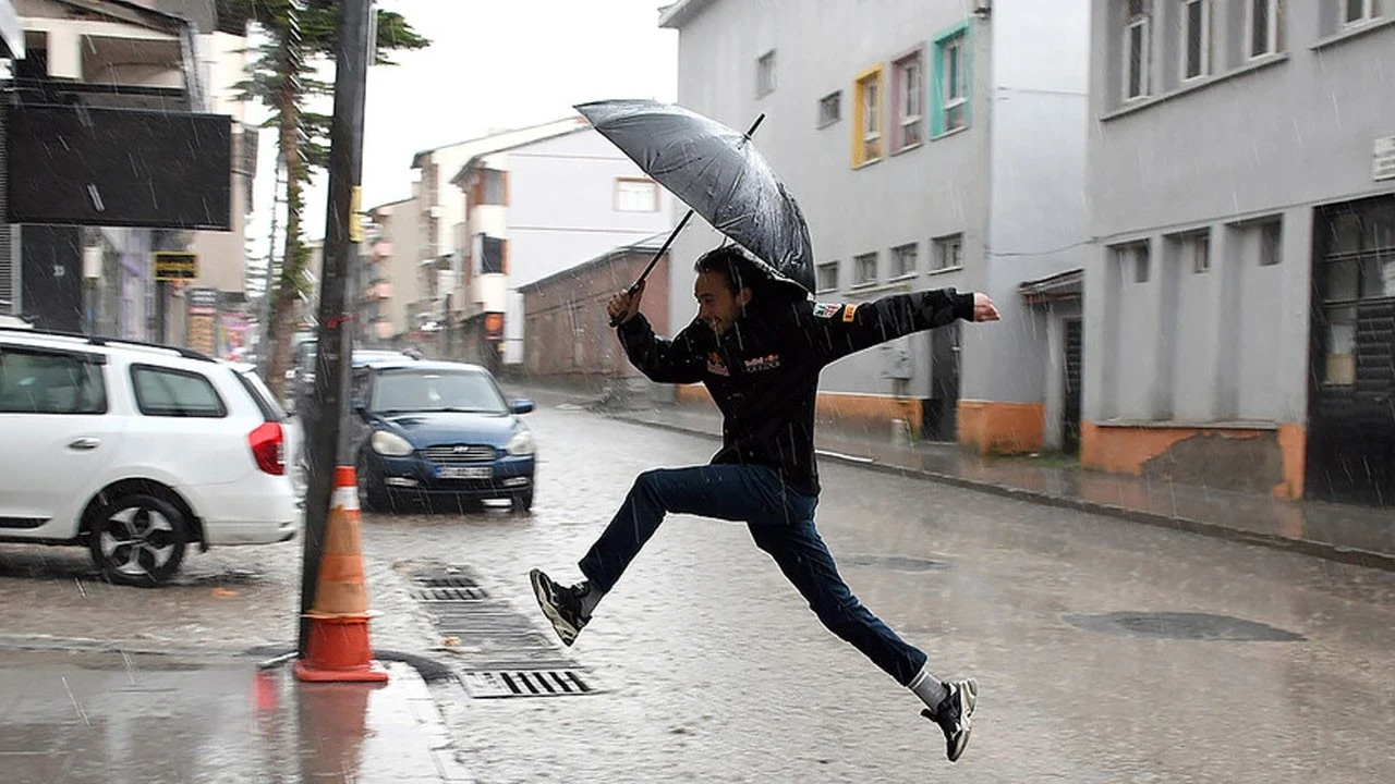 Bugün hava nasıl olacak? Meteoroloji'den sağanak ve fırtına uyarısı