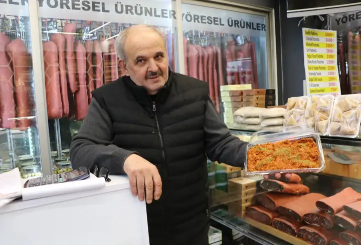 Kayseri’de ramazanın vazgeçilmezi sucuk içi, iftar sofralarını süslüyor