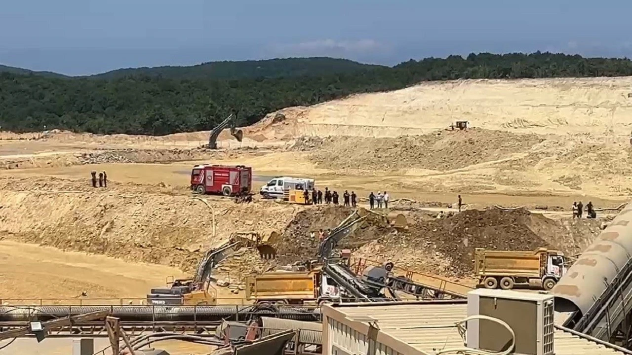 Çatalca'da kum ocağında göçük: Operatörü kurtarma çalışmaları sürüyor