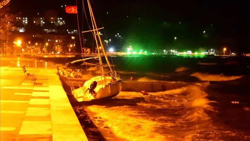 Erdek Körfezi'nde fırtına etkili oluyor