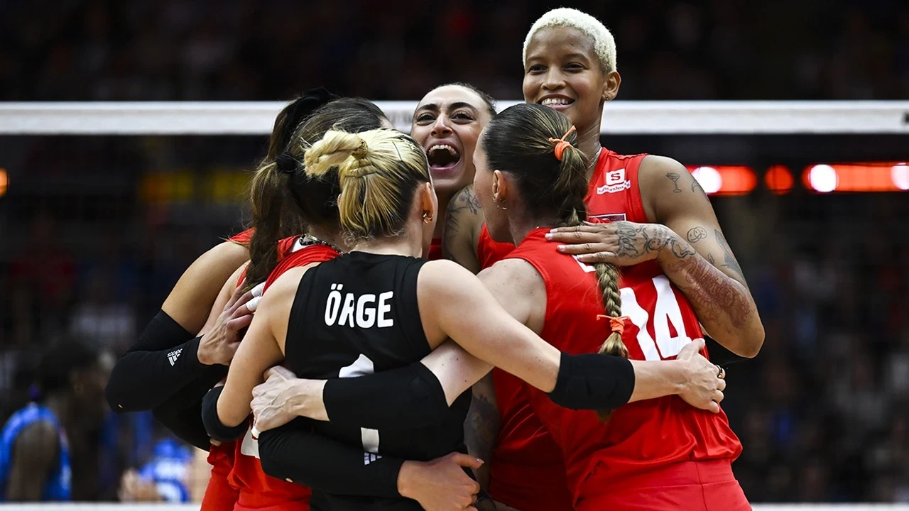Bakan Bak'tan A Milli Kadın Voleybol Takımı için tebrik mesajı