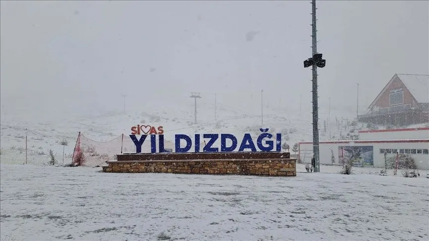 Sivas'ta Yıldız Dağı Kayak Merkezi'ne kar yağdı