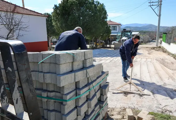 Osmanlıca Mahallesi'nde yıllara kilit parke taşı döşendi