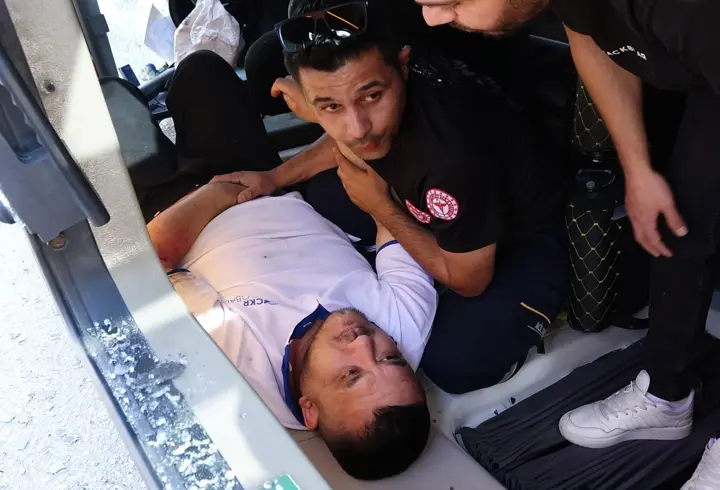 Sağlık görevlisi ile itfaiye eri, yaralı sürücünün elini bırakmadı