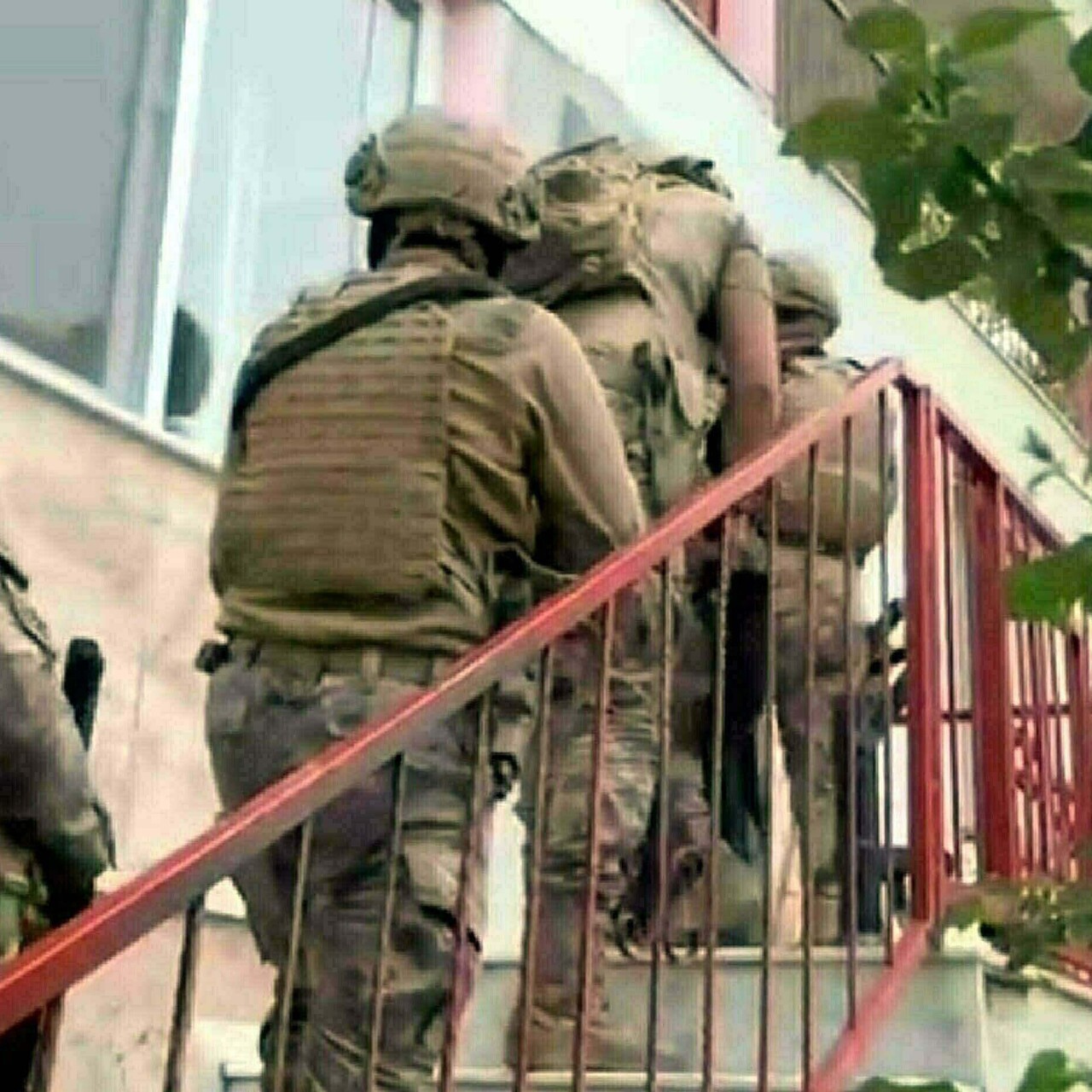 36 ilde FETÖ operasyonu: 63 muvazzaf askerden 56'sı yakalandı
