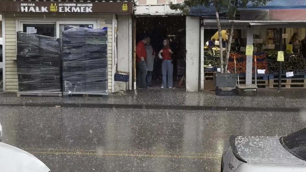 Ankara'ya dolu yağdı! Evleri su bastı, tarlalar zarar gördü