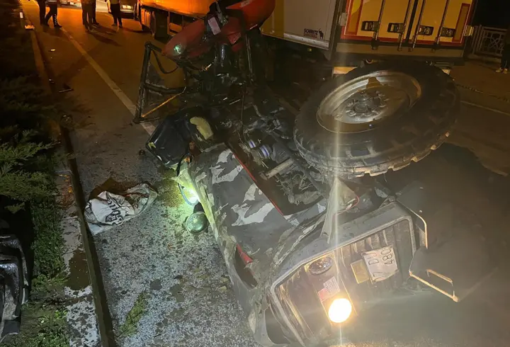 TIR ile çarpışan traktörün sürücüsü ve eşi öldü