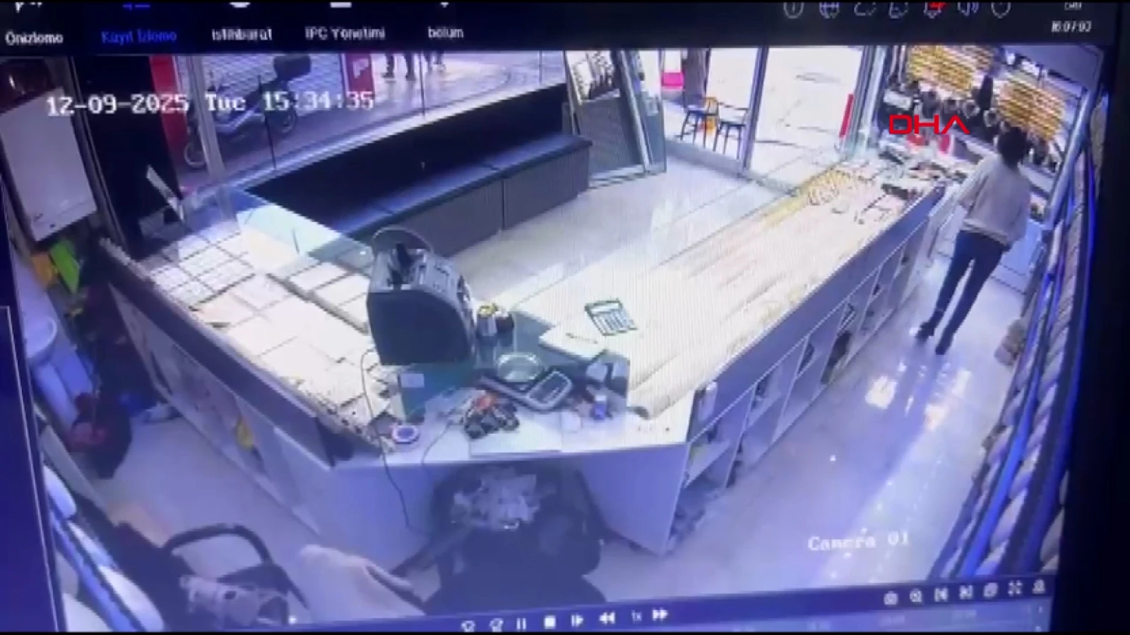 Tunceli'de, 4.2 büyüklüğündeki deprem güvenlik kamerasında