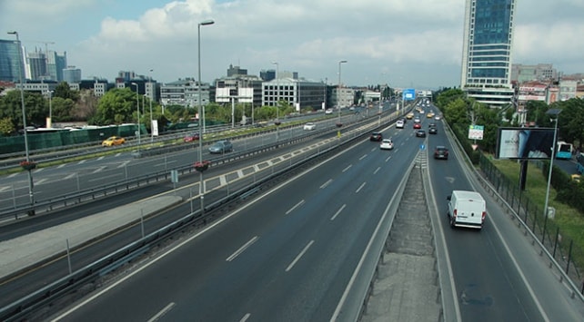 İstanbul'da şaşırtan Pazartesi: Trafik yoğunluğu yüzde 2!