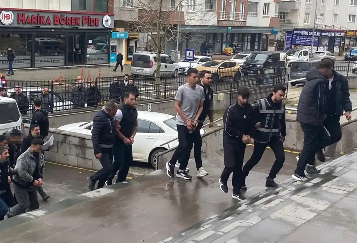 Banka hesabını kiraladığı kişilere ulaşamayınca arkadaşlarını kaçırıp darbettirdi