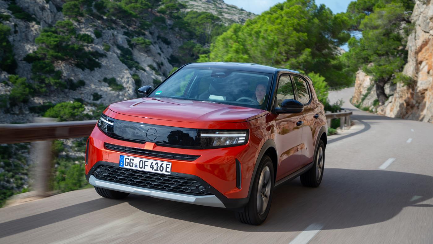 Opel Frontera, elektrikli ve hibrit seçenekleriyle Türkiye'de satışa sunuldu