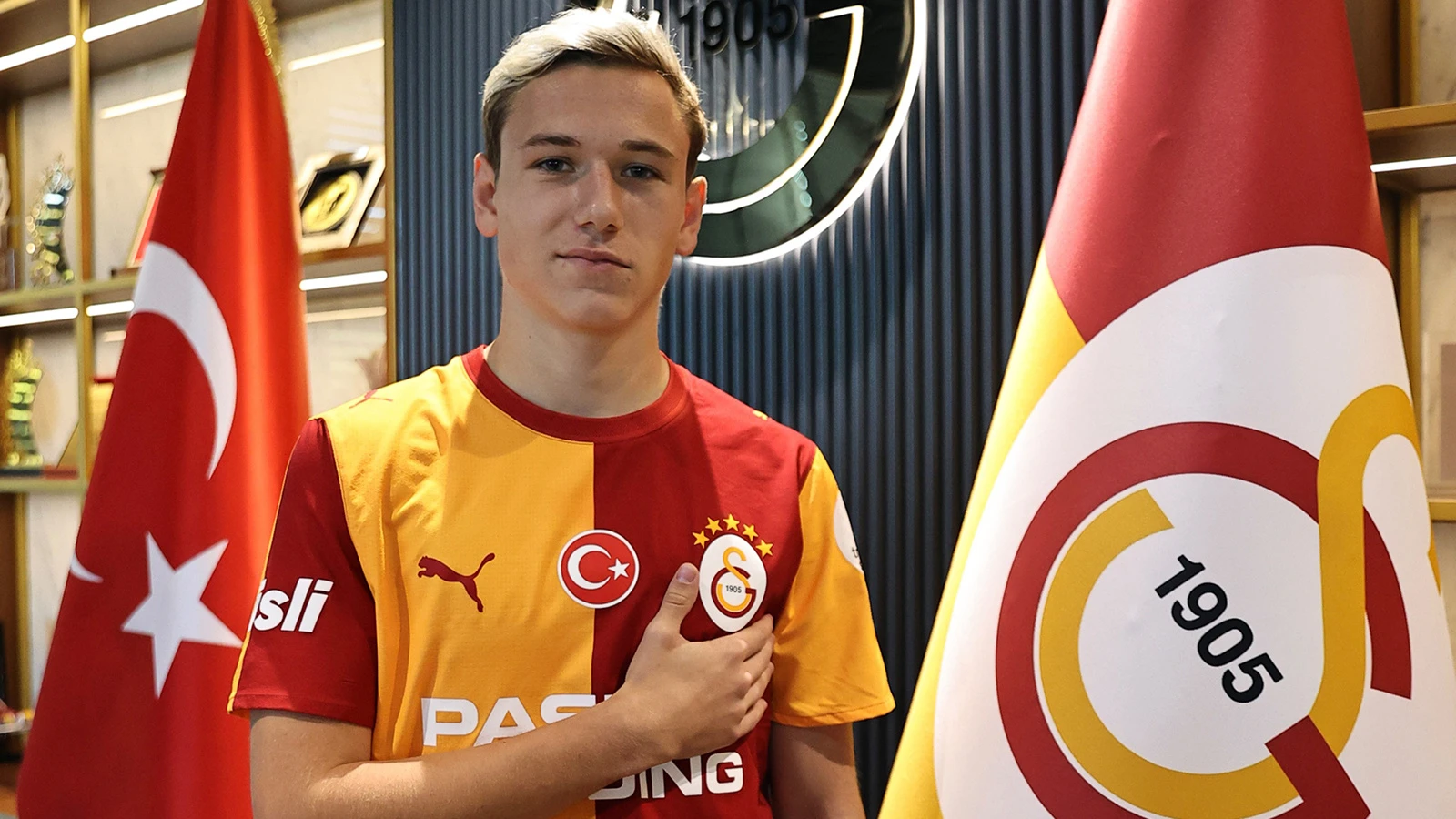 Aleksey Batrakov, maça çıkmadan Galatasaray tarihine geçti