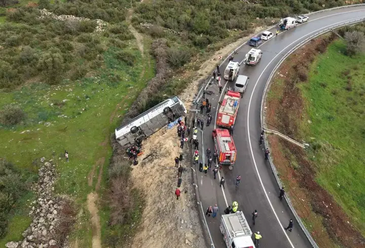 SON DAKİKA... Antalya'da yolcu otobüsü şarampole devrildi: 8 ölü, 26 yaralı