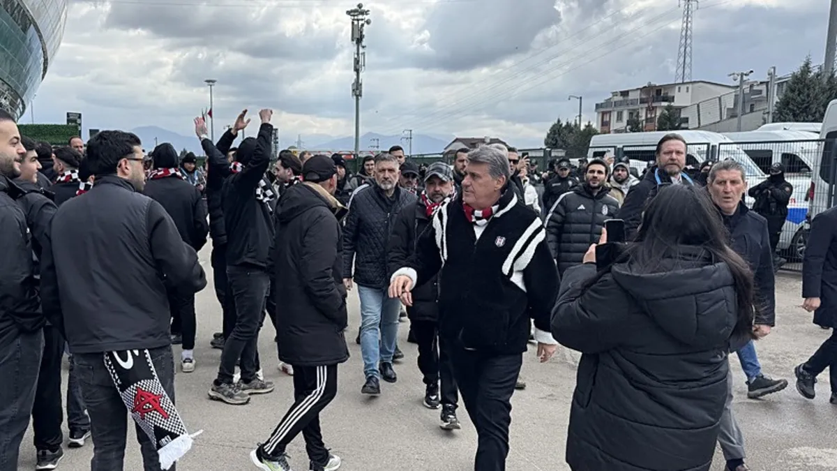 Serdal Adalı, Kocaeli deplasmanında taraftarlarla tribüne girdi