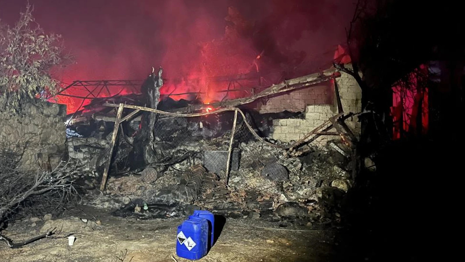 Muğla'da başlayan yangın Antalya'ya sıçradı: Alevler saniyeler içinde geldi