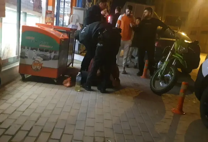 Bursa'da engelli gencin bakkal önünde çıkardığı yangın, büyümeden söndürüldü