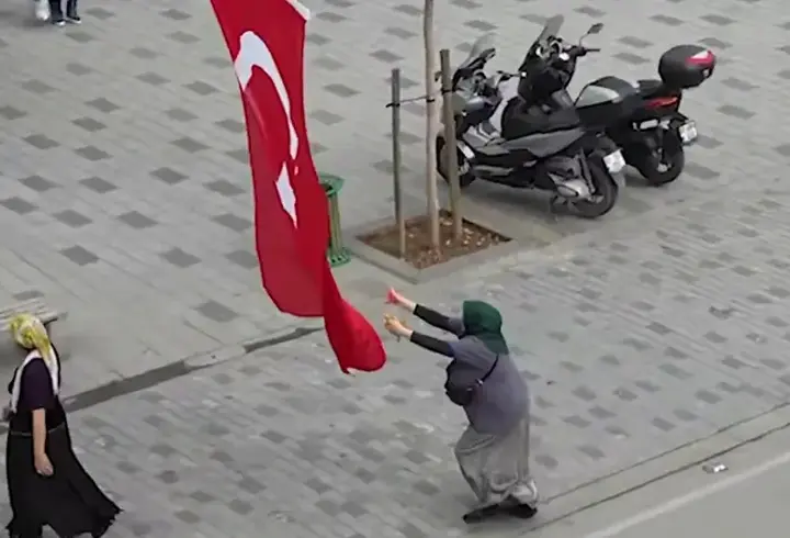 Bu bayrak yere düşmez! İzleyen herkesin gözleri doldu