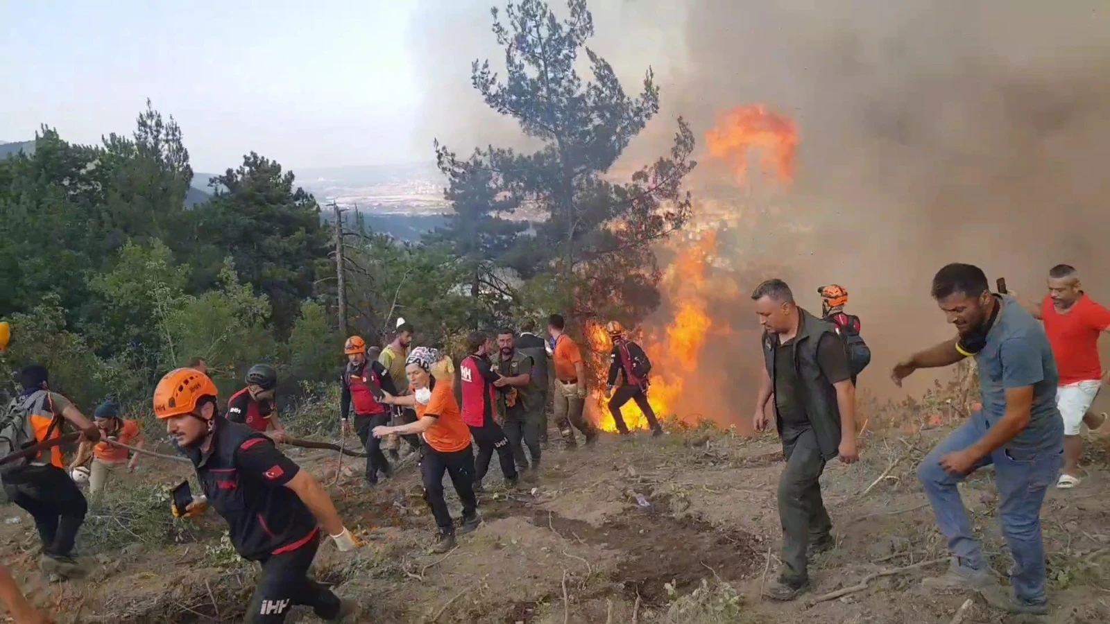 Karabük'te bir köy boşaltıldı: Ekipler alevler arasında kalmaktan son anda kurtuldu