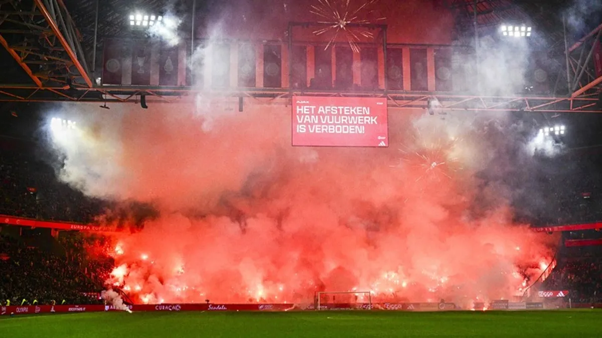 Ajax-Groningen maçına havai fişek engeli! Maç tatil edildi