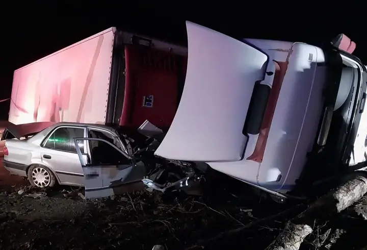 TIR'ın üzerine devrildiği otomobildeki baba yaralandı, oğlu öldü; kaza kamerada