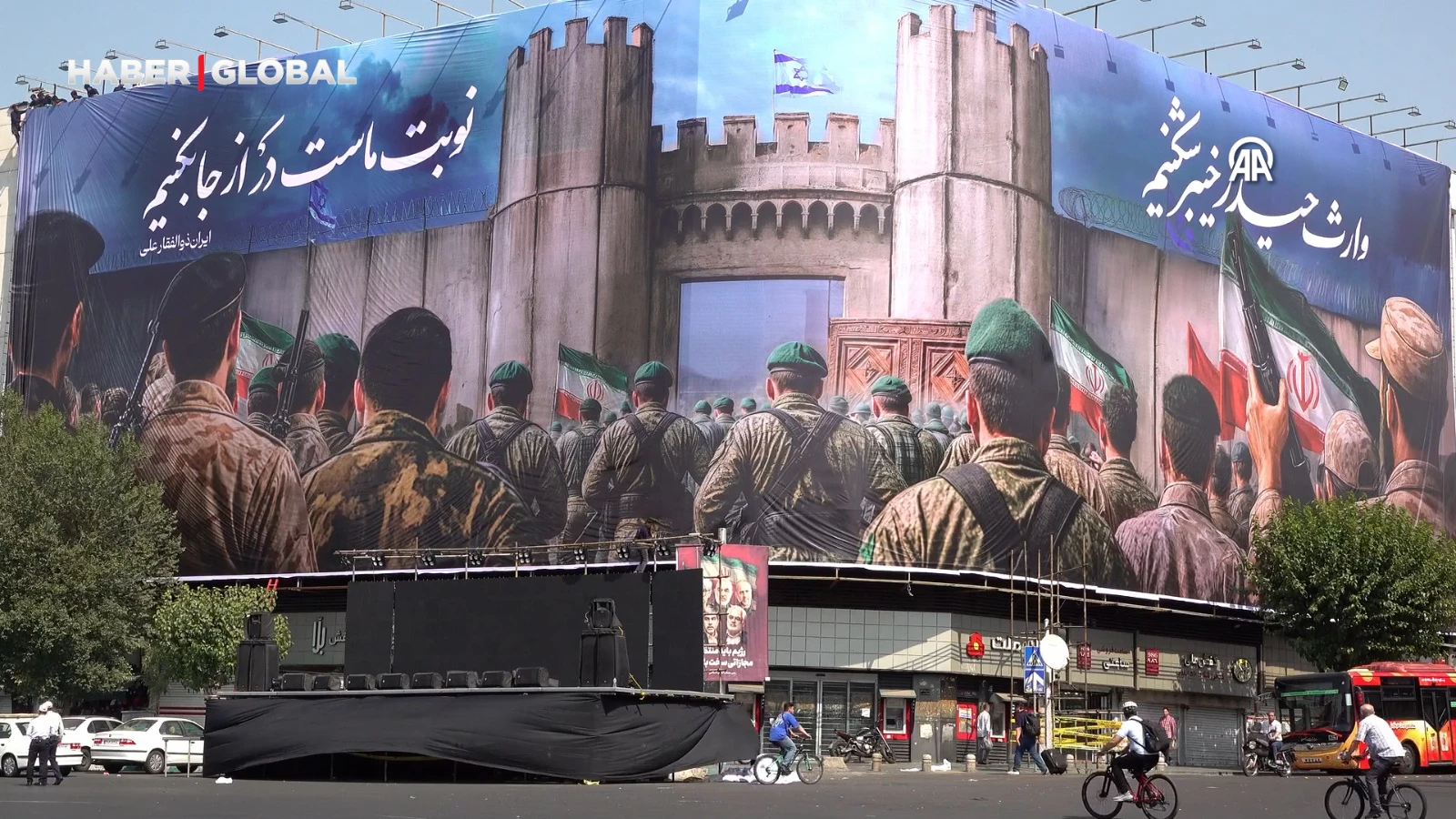 İran'ın başkentine dev afiş asıldı: "Bu intikam yeminidir"