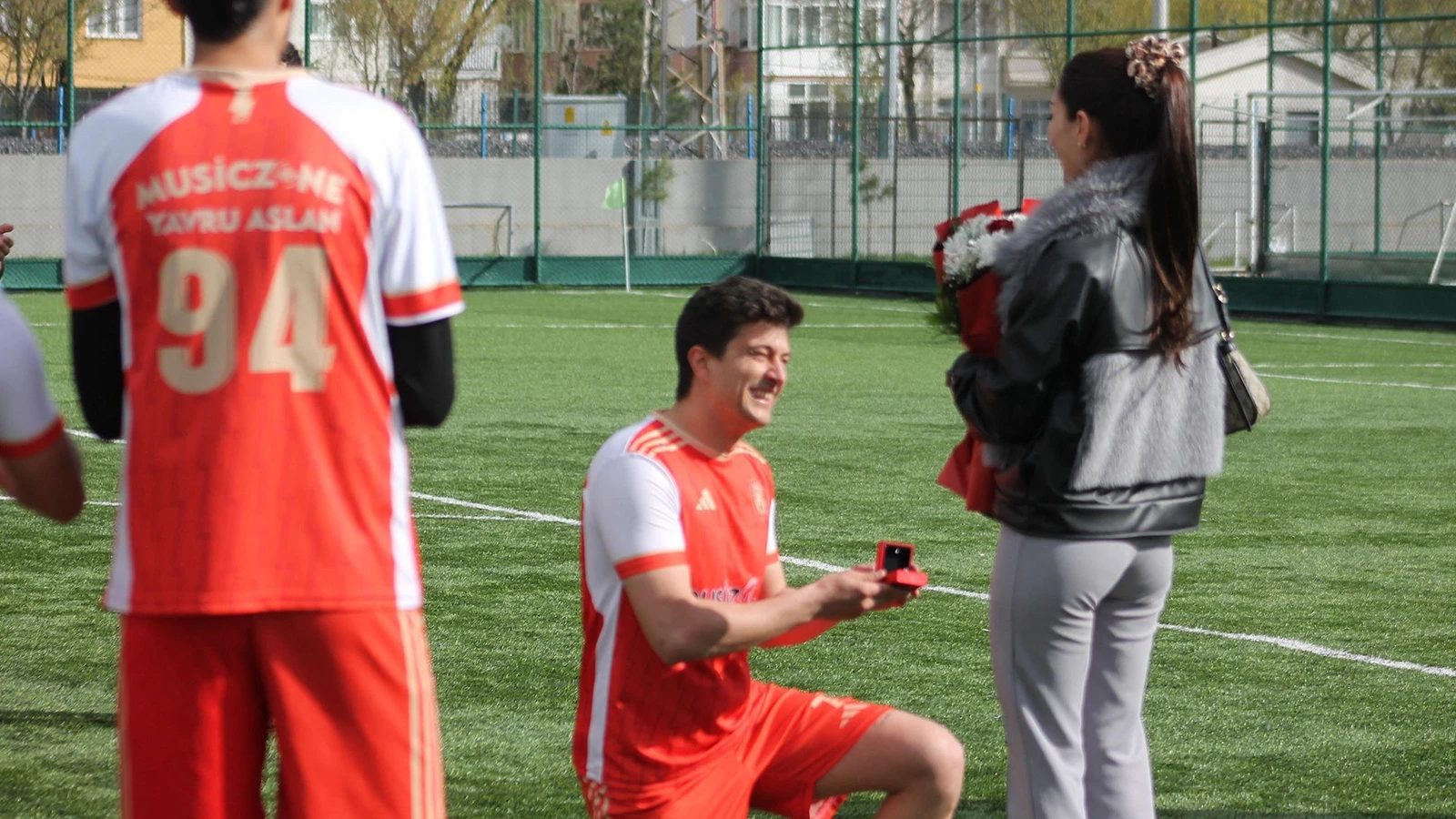 Yer Kayseri: Galibiyet sonrası yeşil sahada sürpriz evlilik teklifi
