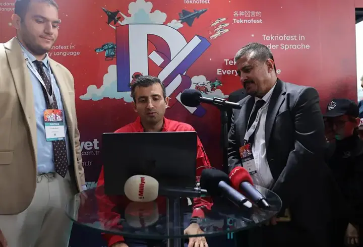 Selçuk Bayraktar, Demirören Medya standını ziyaret etti