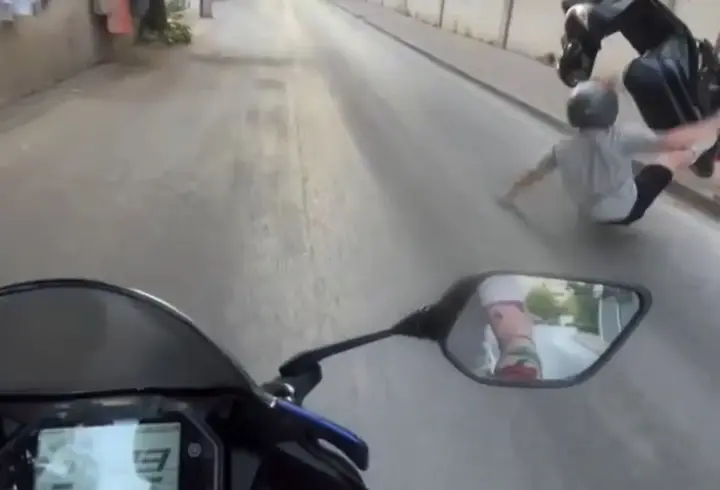 Motosikleti ile tek teker üzerinde giderken kaza yaptı; o anlar kamerada