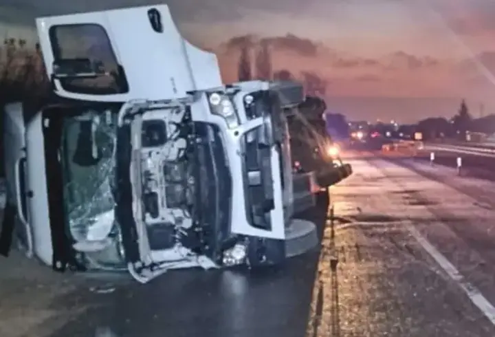 İnegöl'de devrilen iplik yüklü TIR’ın sürücüsü yaralandı