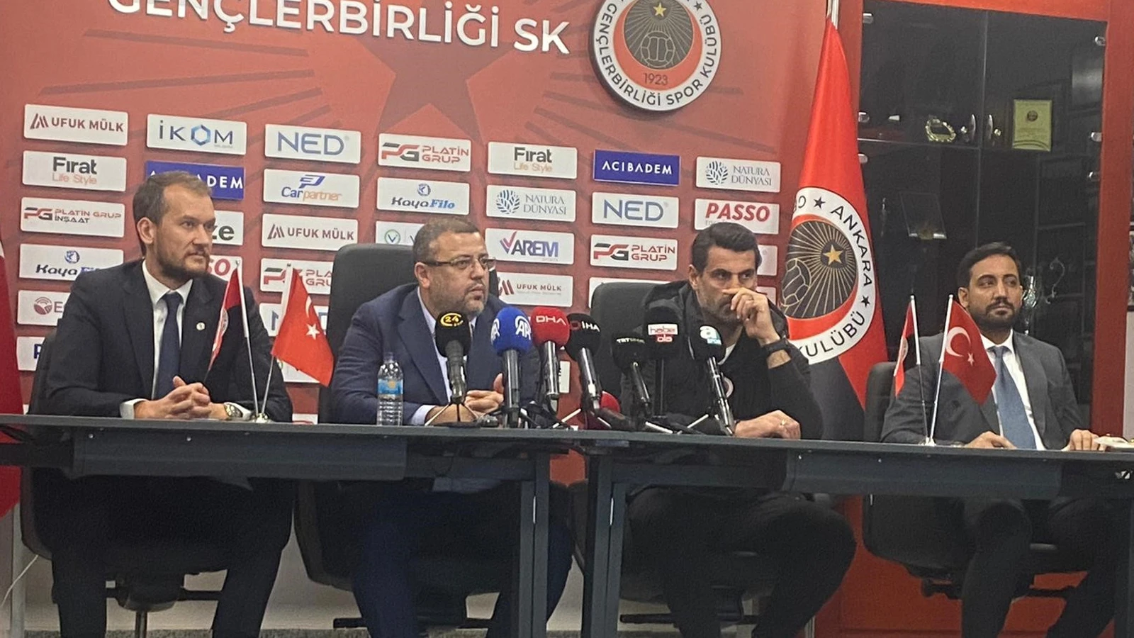 Gençlerbirliği, Fenerbahçe'den iki yıldız isimle görüşüyor