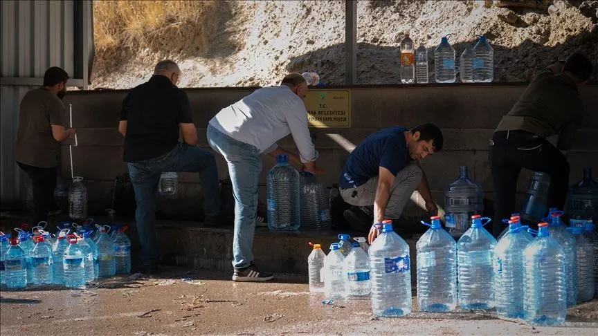 Ankara'da su kesintisinden etkilenen vatandaşlar çeşmelerden su temin ediyor