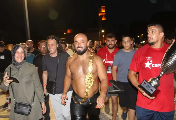 Kırkpınar başpehlivanı Orhan Okulu, hamam geleneğini bozmadı